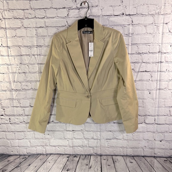 New York & Company. New Ladies Tan Blazer with button down front. Size 6. - Picture 12 of 14